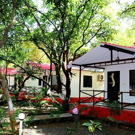 The Wilds Villa Gir Jungle Stay With Swimming Pool Sasan Gir Buitenkant foto